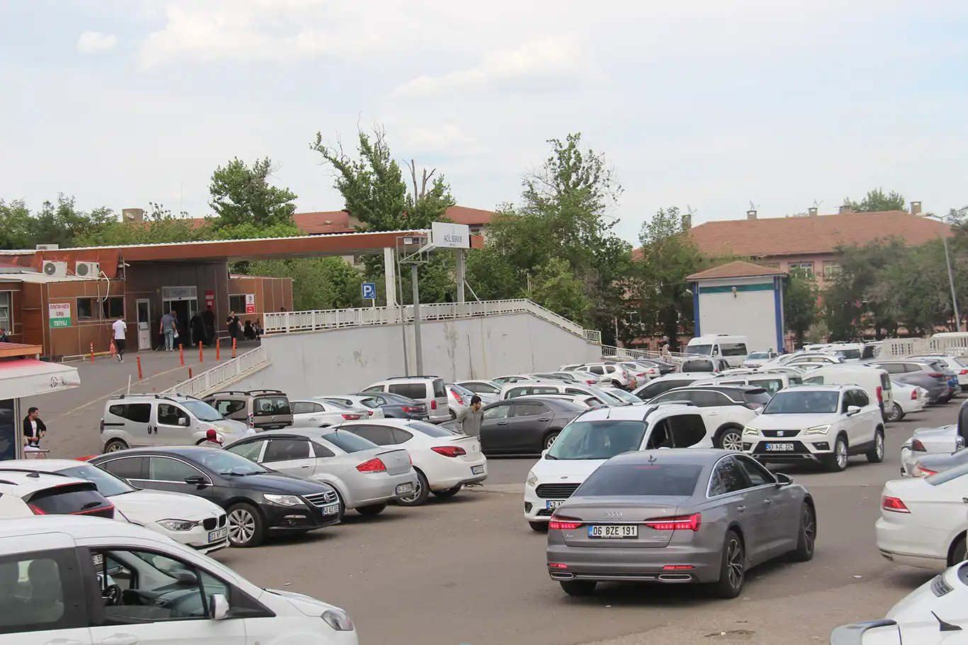 Hastane yerleşkesindeki düzensizlik otopark sorununu arttırıyor