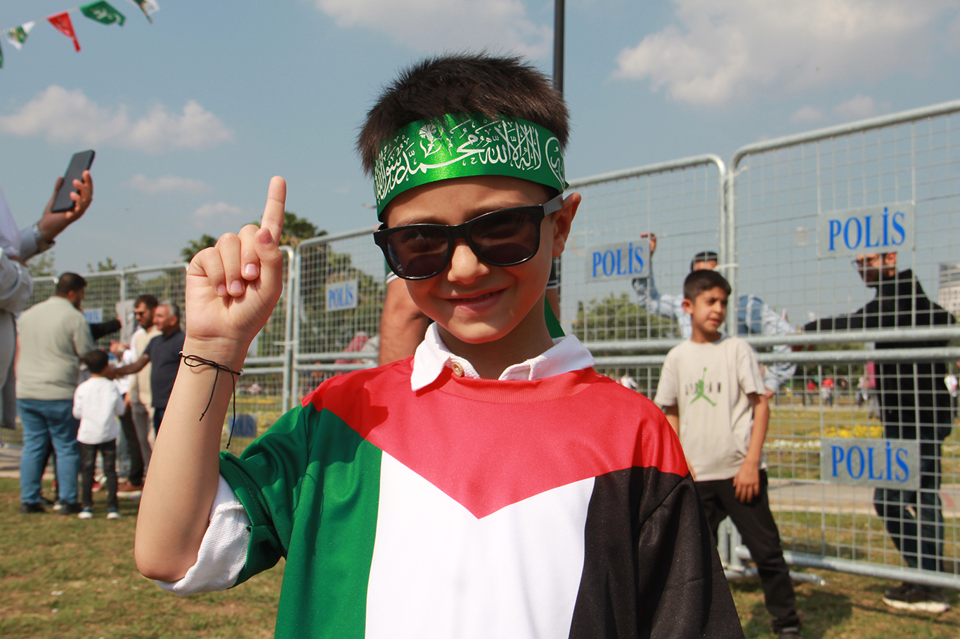 Mevlid-i Nebi etkinliğine katılan minik yüreklerden Gazze ve Peygamber sevgisi