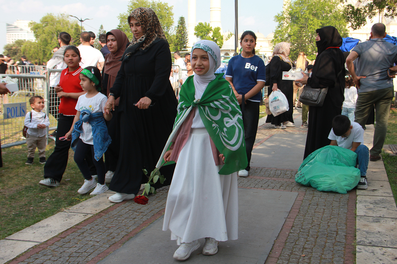 Mevlid-i Nebi etkinliğine katılan minik yüreklerden Gazze ve Peygamber sevgisi