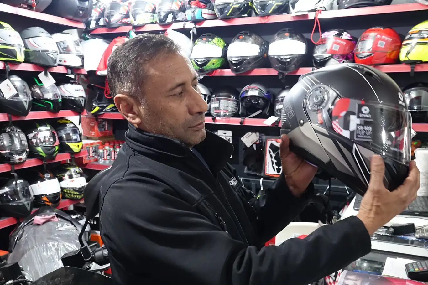 Motosiklet sürüşünde kask takmanın önemi nedir? Motosiklet sürüşünde kask takmanın önemi nedir?