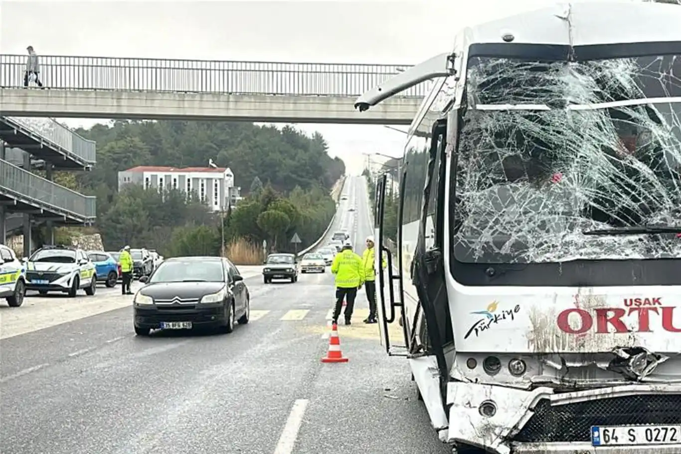 Uşak'ta iki işçi servisinin çarpışmasında 20 kişi yaralandı Uşak'ta iki işçi servisinin çarpışmasında 20 kişi yaralandı
