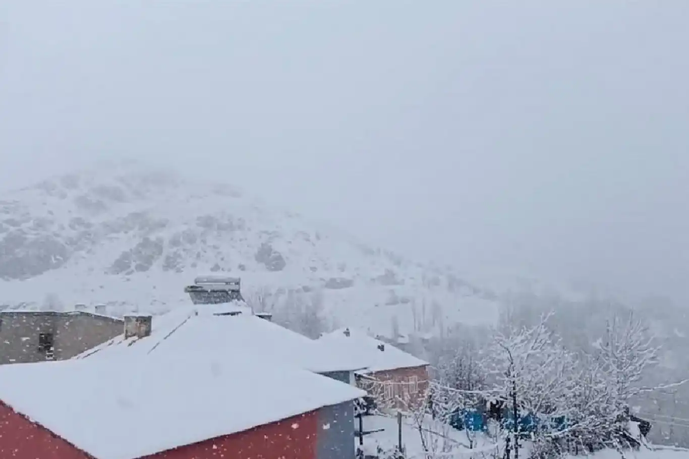 Van’da nisan ayında kar yağışı etkili oldu Van’da nisan ayında kar yağışı etkili oldu
