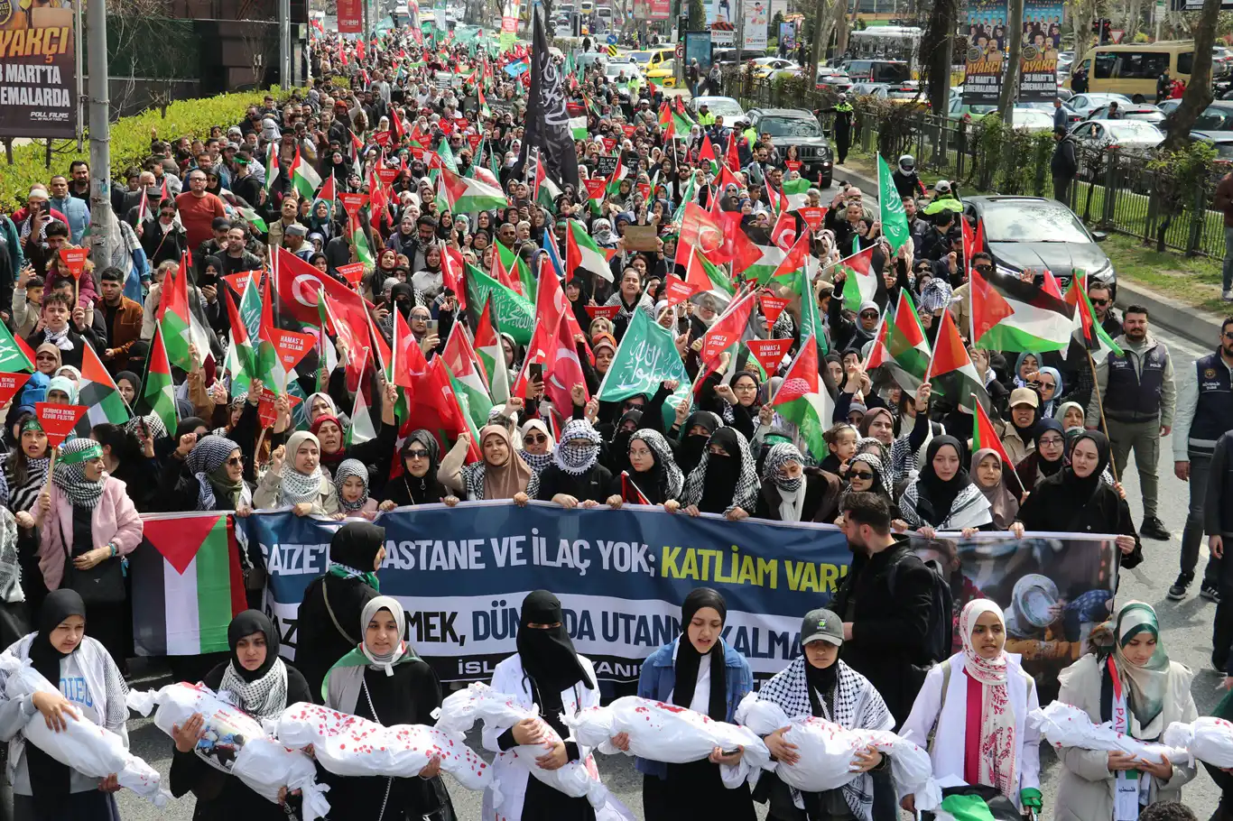 İstanbul'da binlerce kişi Gazze'ye destek için yürüdü