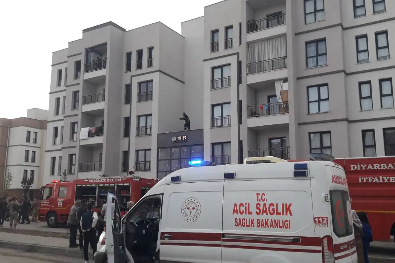 Diyarbakır'da TOKİ konutlarında yangın: 3'ü çocuk, 5 yaralı Diyarbakır'da TOKİ konutlarında yangın: 3'ü çocuk, 5 yaralı