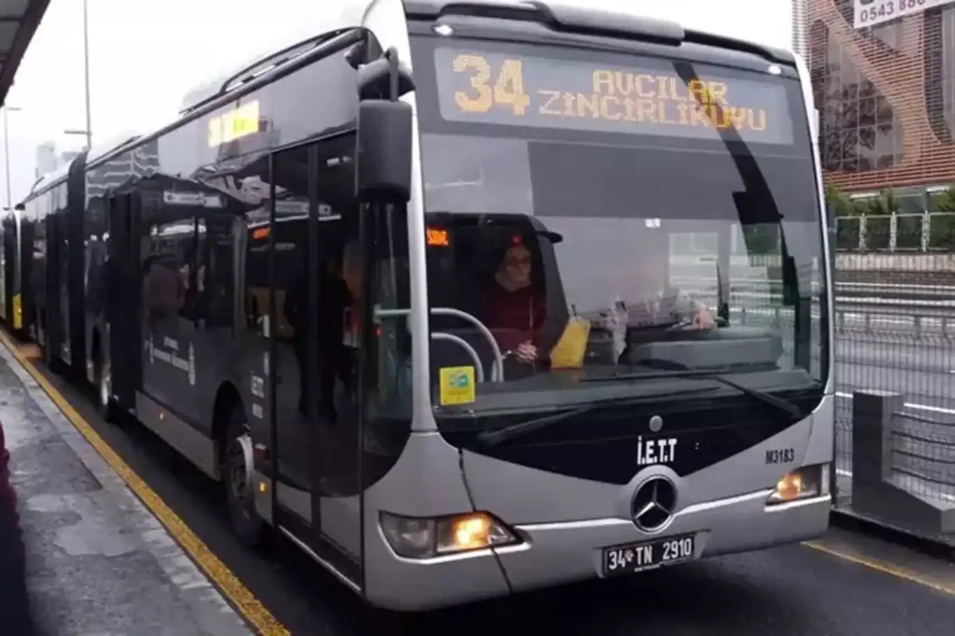 İstanbul'da bazı metro ve metrobüs durakları kapatıldı İstanbul'da bazı metro ve metrobüs durakları kapatıldı