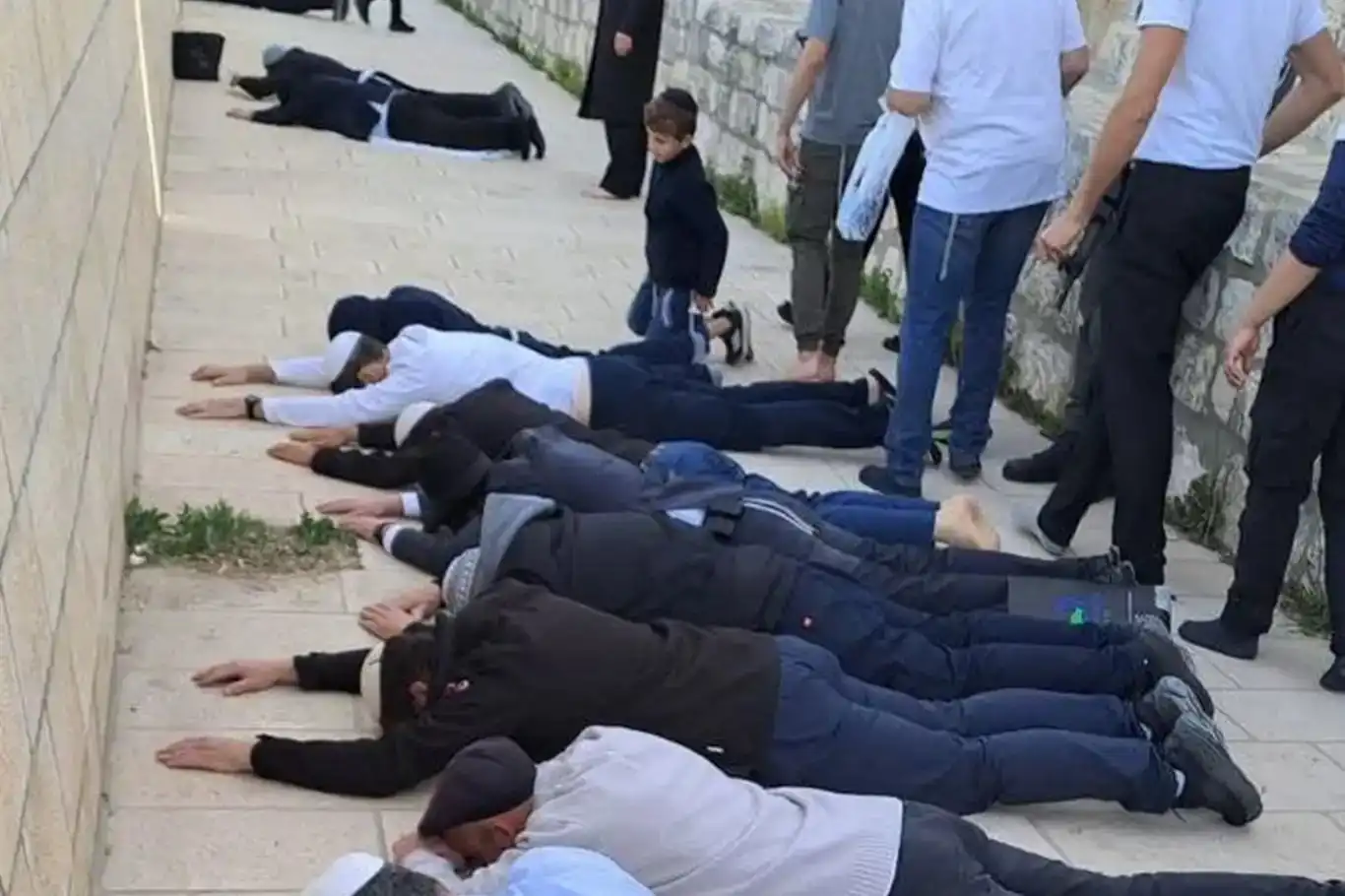 Îşxalkeran hewşa Mescîdî Eqsayê qirêj dikin