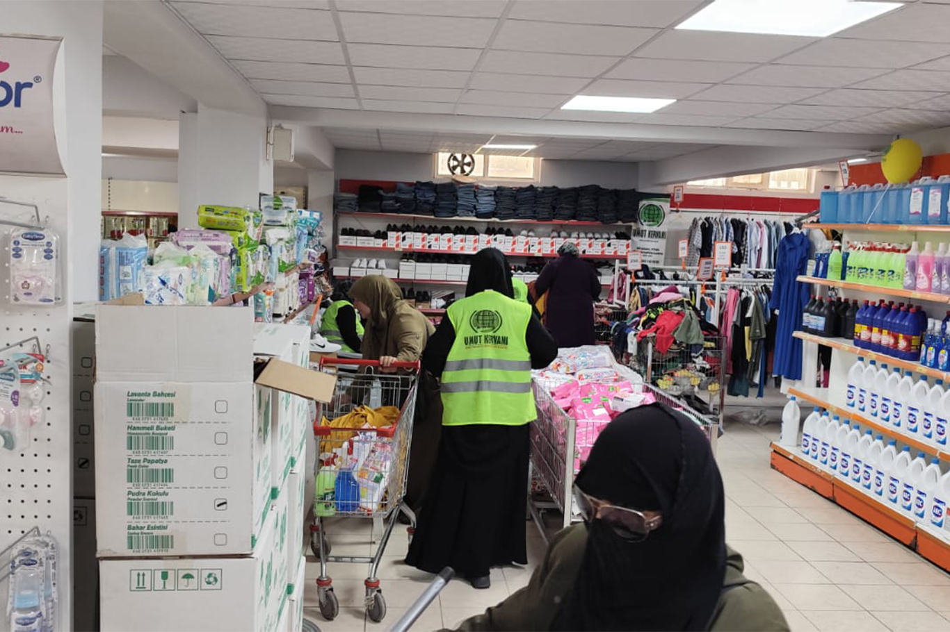 Şanlıurfa’da ihtiyaç sahibi yüzlerce aileye gıda ve hijyen yardımı Şanlıurfa’da ihtiyaç sahibi yüzlerce aileye gıda ve hijyen yardımı