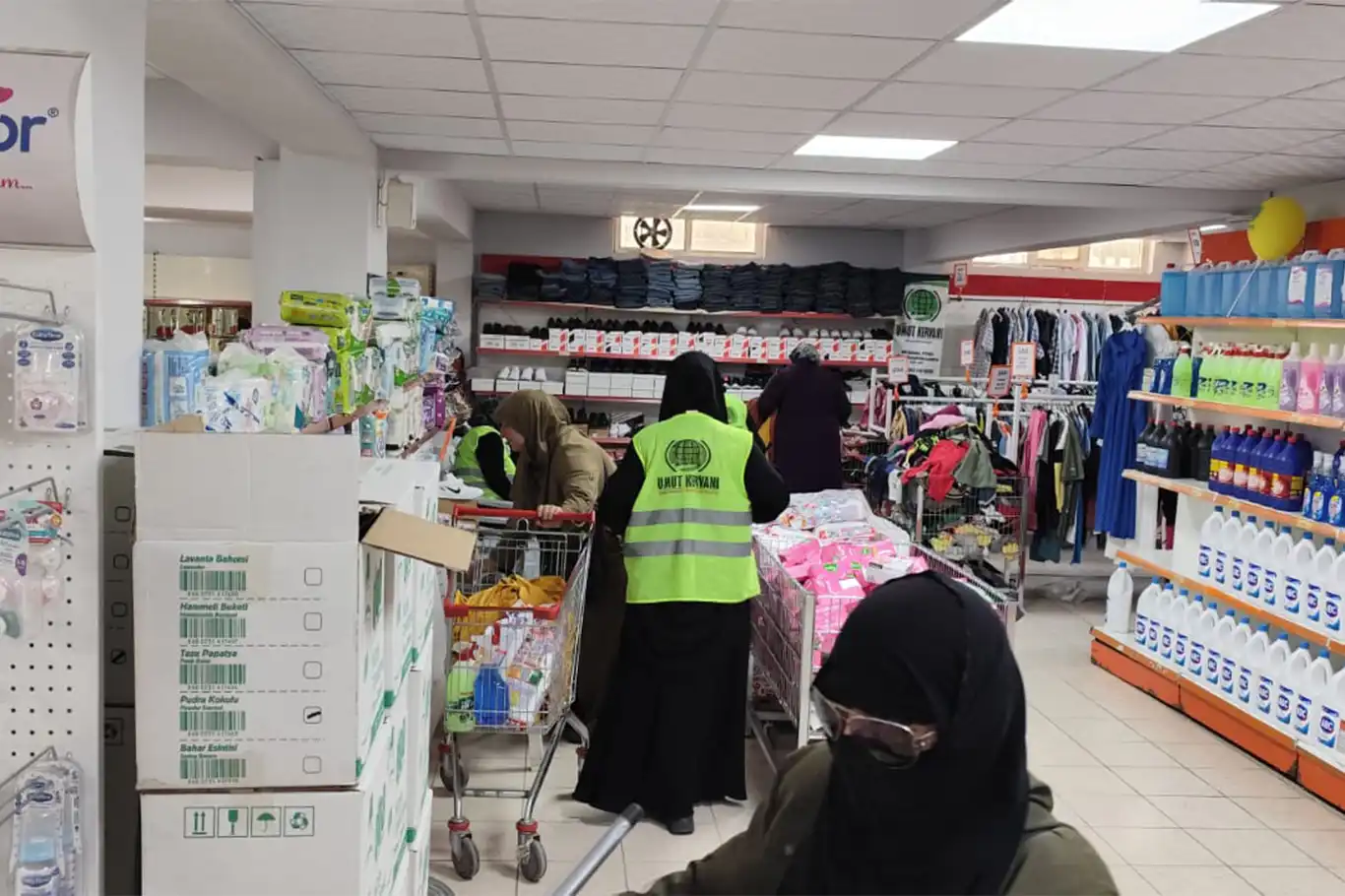 Şanlıurfa’da ihtiyaç sahibi yüzlerce aileye gıda ve hijyen yardımı Şanlıurfa’da ihtiyaç sahibi yüzlerce aileye gıda ve hijyen yardımı