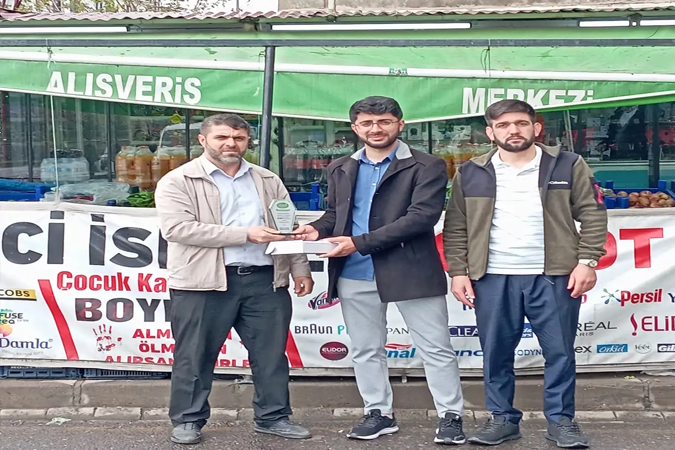 HÜDA PAR Bingöl Gençlik Kolları'ndan boykot yapan esnaflara plaket 