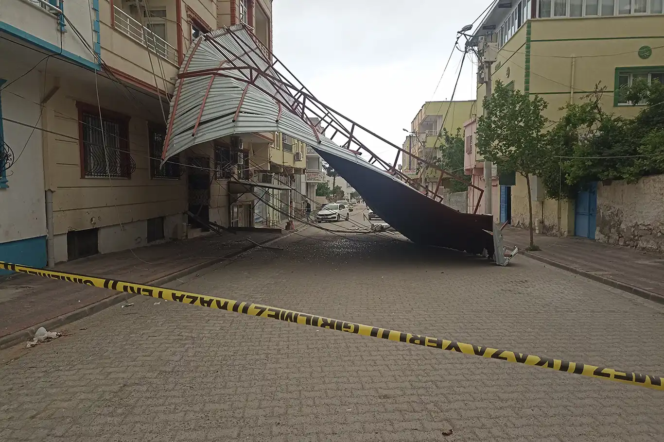 Çınar ilçesinde şiddetli rüzgâr çatının uçmasına yol açtı Çınar ilçesinde şiddetli rüzgâr çatının uçmasına yol açtı