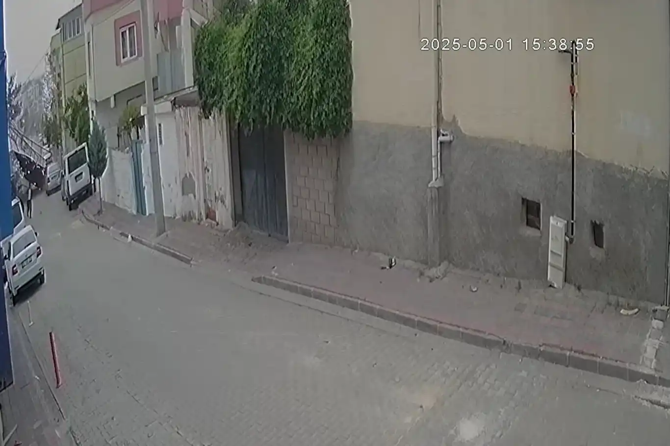 Diyarbakır'da çatının uçma anı kameraya yansıdı Diyarbakır'da çatının uçma anı kameraya yansıdı