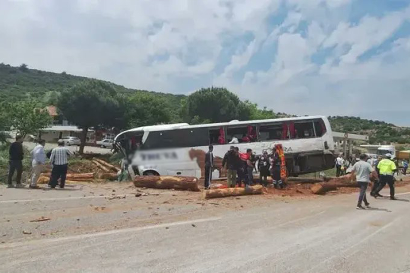 Tragic chain collision in Çanakkale leaves 8 dead, 20 injured Tragic chain collision in Çanakkale leaves 8 dead, 20 injured
