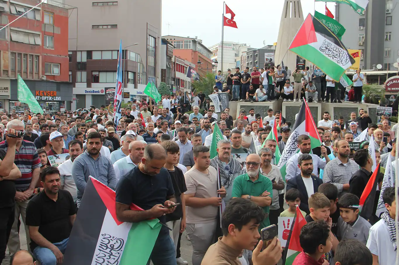 Adana Gazze için yürüdü: "Gazze’ye kim el atacaksa o bu ümmetin lideri olacak" Adana Gazze için yürüdü: "Gazze’ye kim el atacaksa o bu ümmetin lideri olacak"