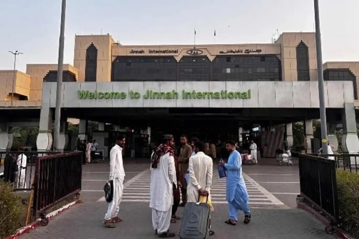 Pakistan hava sahası uçuşlara yeniden açıldı Pakistan hava sahası uçuşlara yeniden açıldı