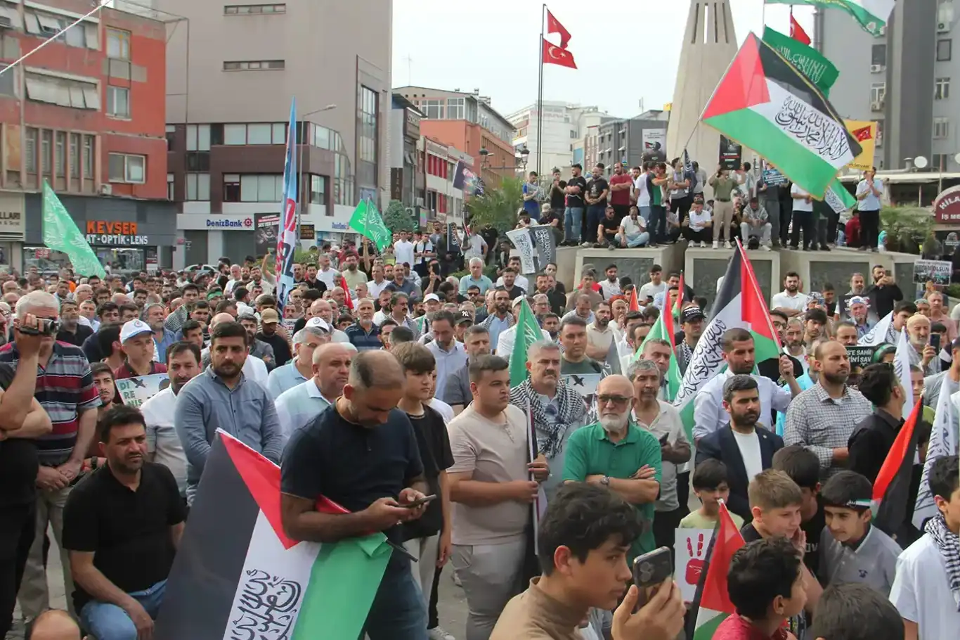 المتظاهرون في أضنة دعماً لفلسطين: "من يمدّ يده لغزة سيكون قائد هذه الأمة" المتظاهرون في أضنة دعماً لفلسطين: "من يمدّ يده لغزة سيكون قائد هذه الأمة"