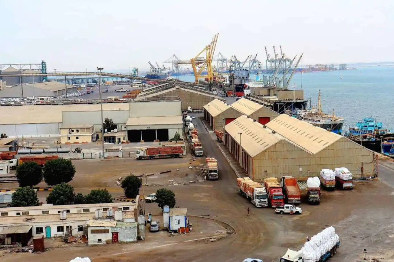 Hudeyde'deki limanlara açık tehdit: Siyonist rejim sivilleri hedef gösterdi