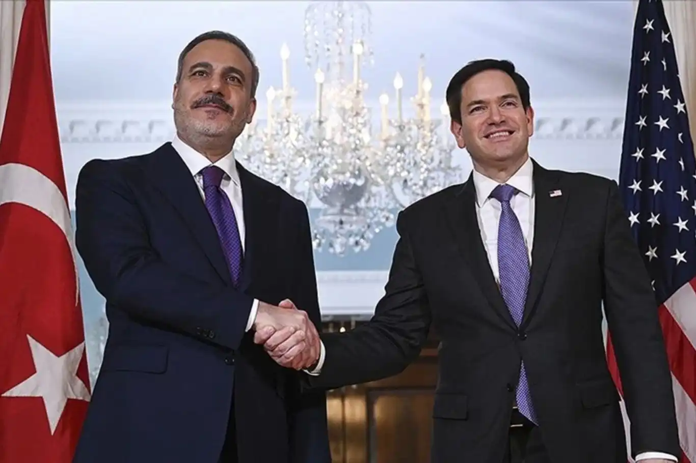 وزير الخارجية التركي "فيدان" يجري اتصالاً هاتفياً بنظيره الأمريكي "روبيو" وزير الخارجية التركي "فيدان" يجري اتصالاً هاتفياً بنظيره الأمريكي "روبيو"