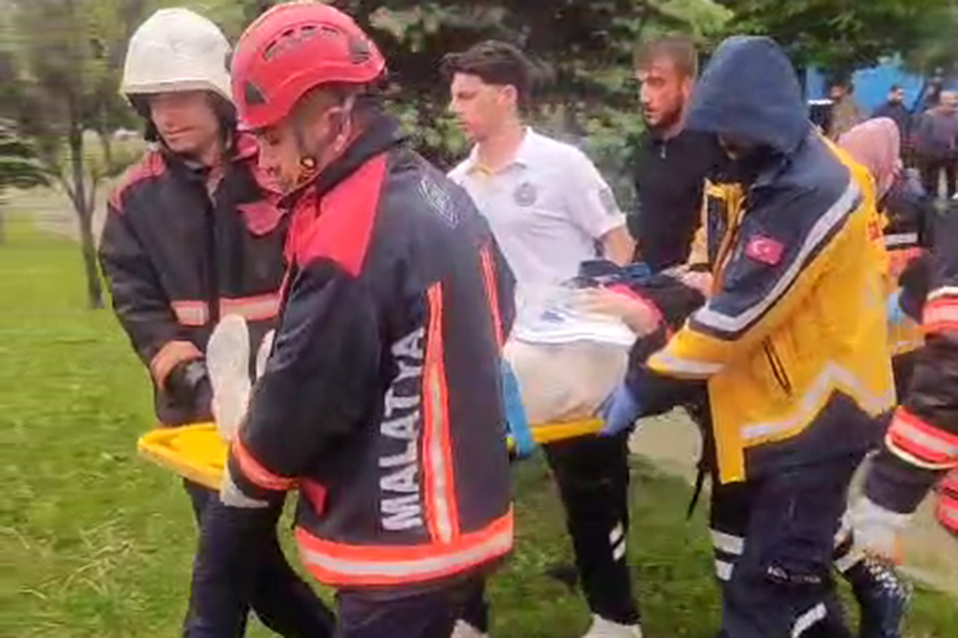 Malatya'da sürücünün direksiyon hakimiyetini kaybettiği otomobil orta refüje çıkarak yan yattı, 2 kişi yaralandı.