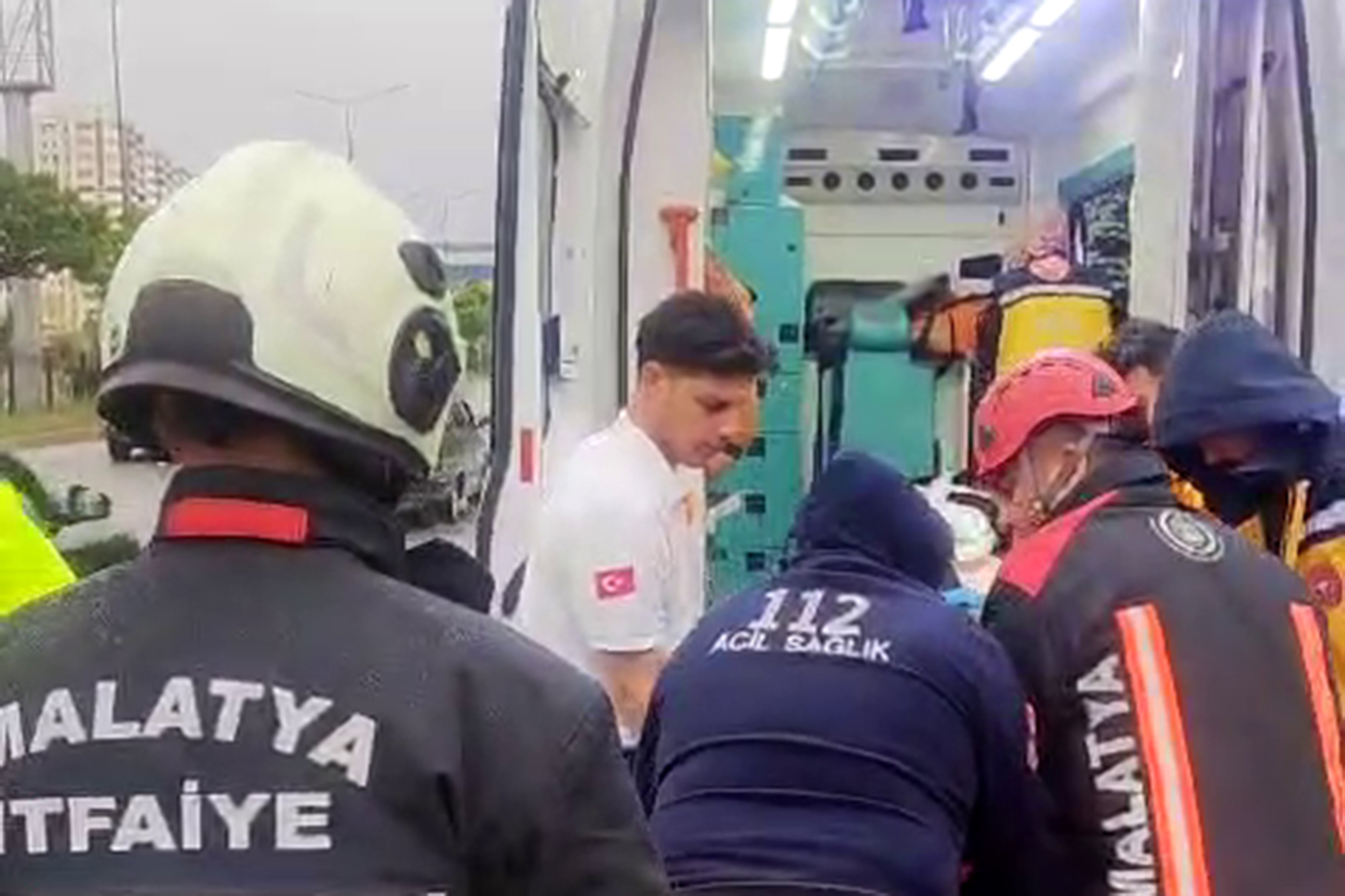 Malatya'da sürücünün direksiyon hakimiyetini kaybettiği otomobil orta refüje çıkarak yan yattı, 2 kişi yaralandı.