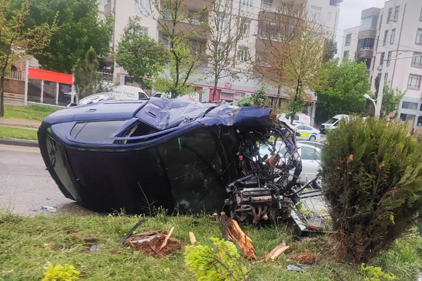 Refüje çarpan otomobil hurdaya döndü: 2 yaralı Refüje çarpan otomobil hurdaya döndü: 2 yaralı