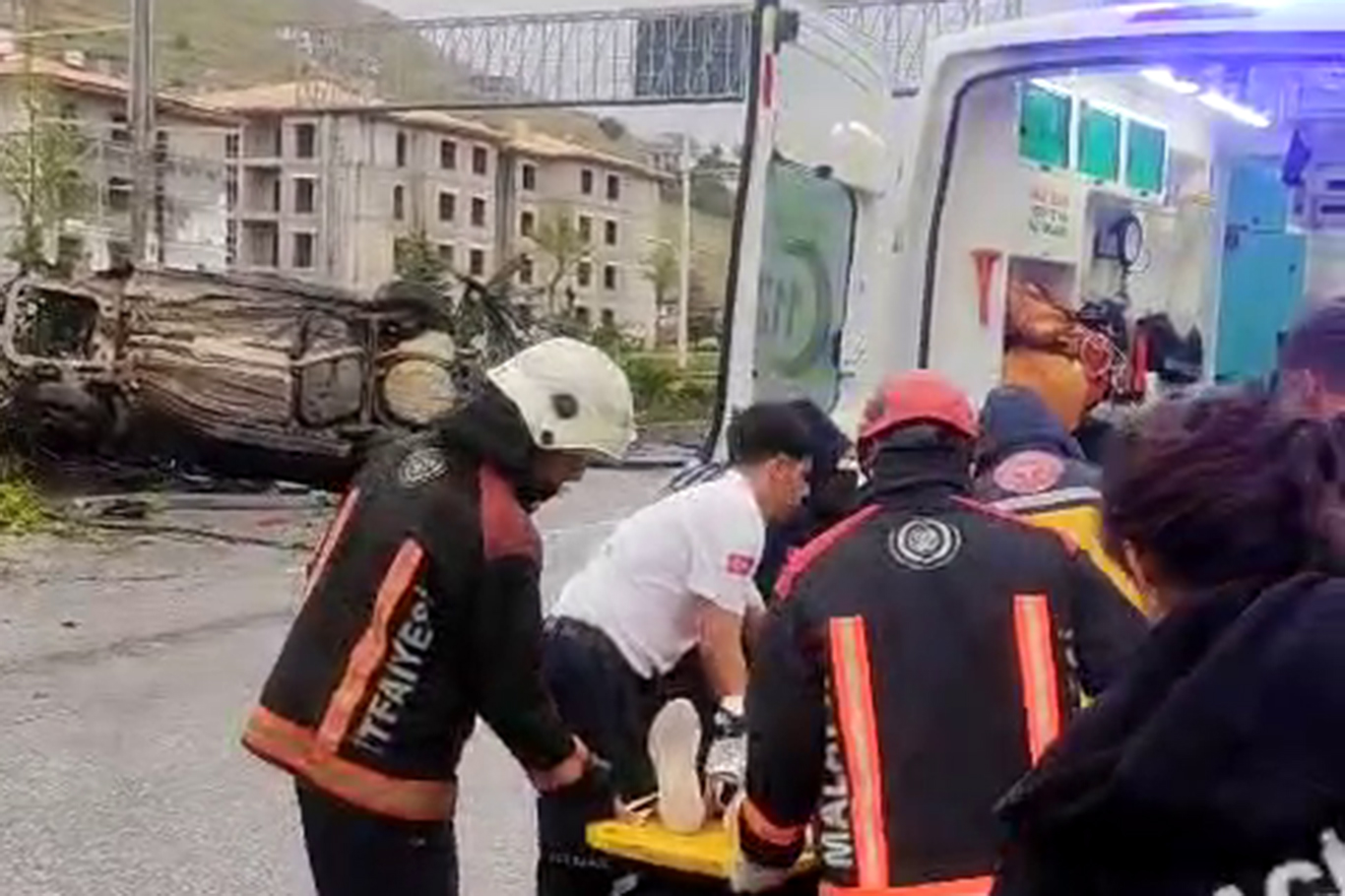 Malatya'da sürücünün direksiyon hakimiyetini kaybettiği otomobil orta refüje çıkarak yan yattı, 2 kişi yaralandı.