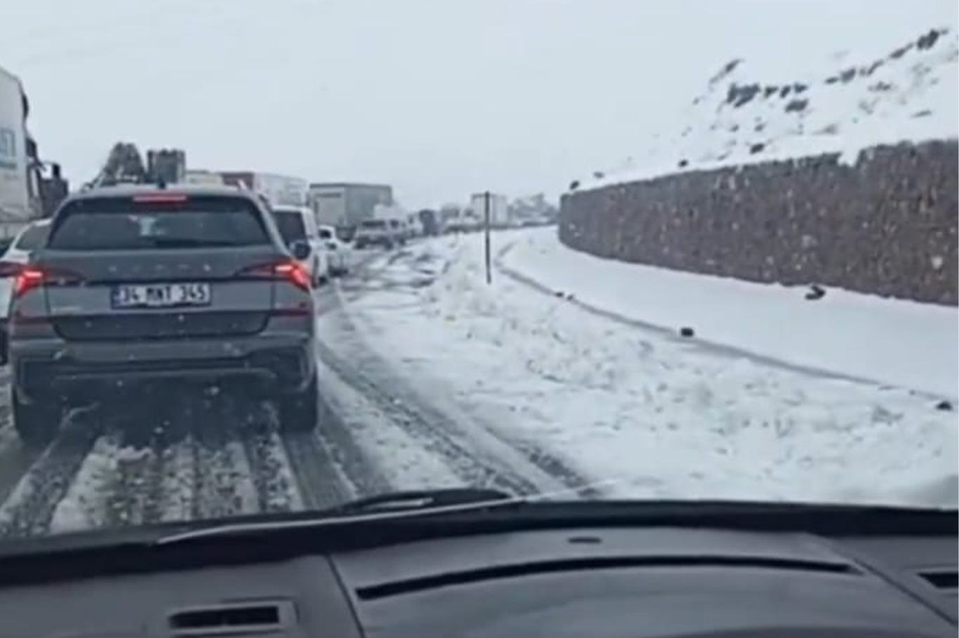 Bingöl-Erzurum yolunda mayıs ayında kar yağışı Bingöl-Erzurum yolunda mayıs ayında kar yağışı