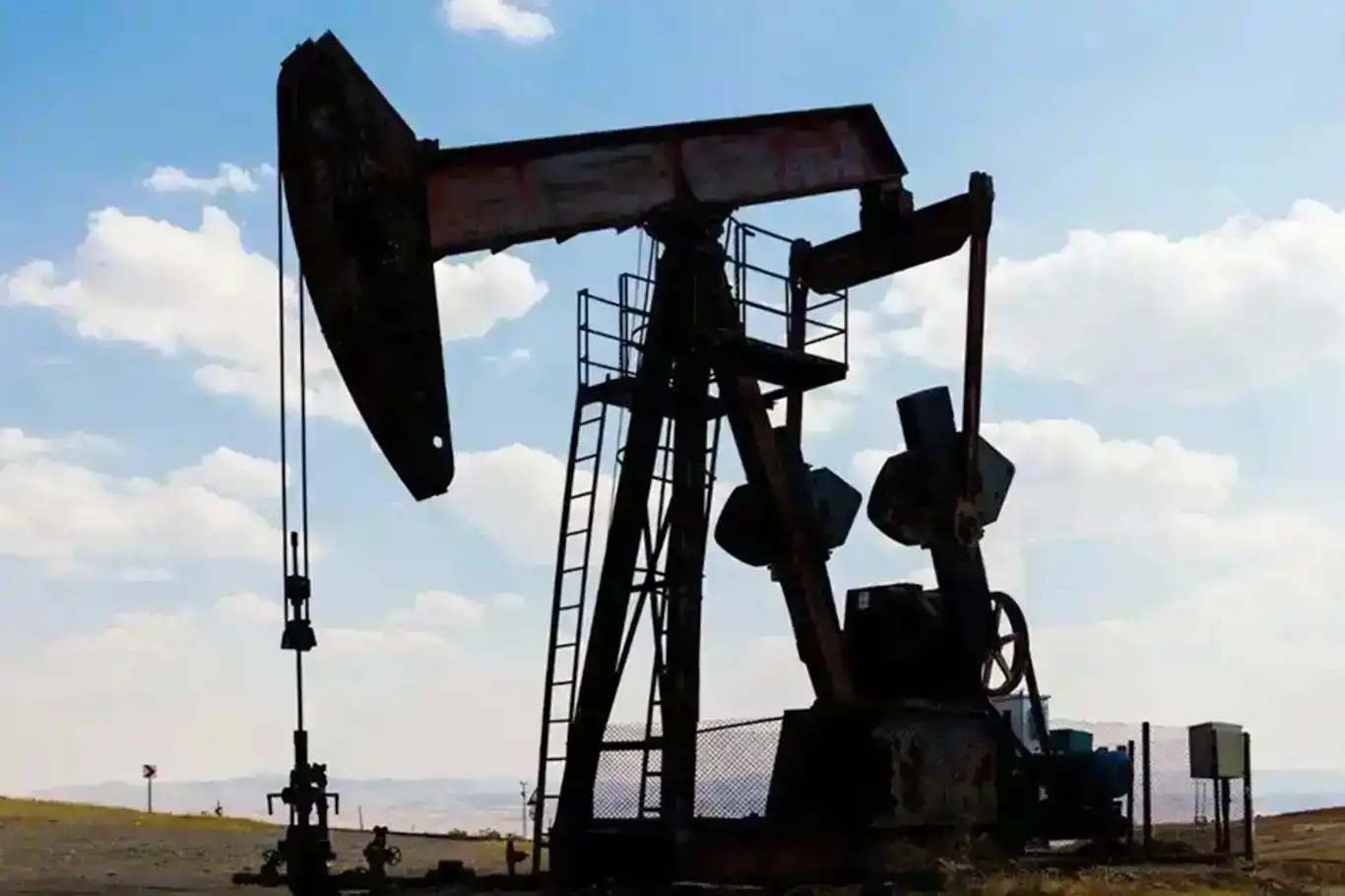 Petrol fiyatlarında sınırlı geri çekilme: Brent 66,24 dolarda