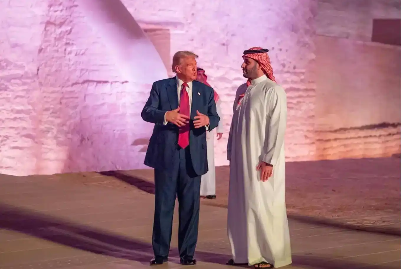 زيارة ترامب إلى الرياض: "المال أولاً… وما تبقى تفاصيل" زيارة ترامب إلى الرياض: "المال أولاً… وما تبقى تفاصيل"