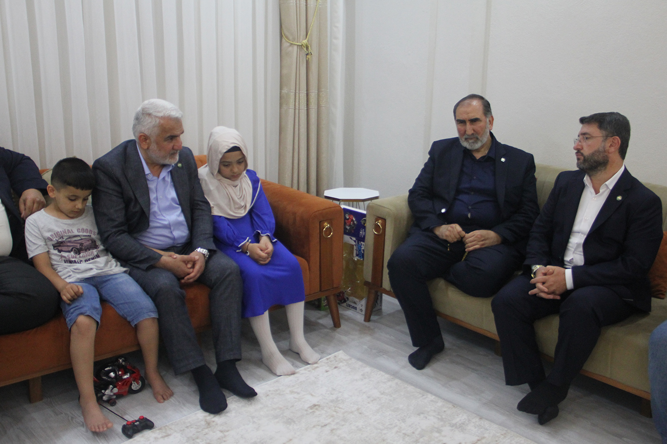 سەرۆکی گشتی هودا پار سەردانی خانەوادەی شەهید ساجید دەکات