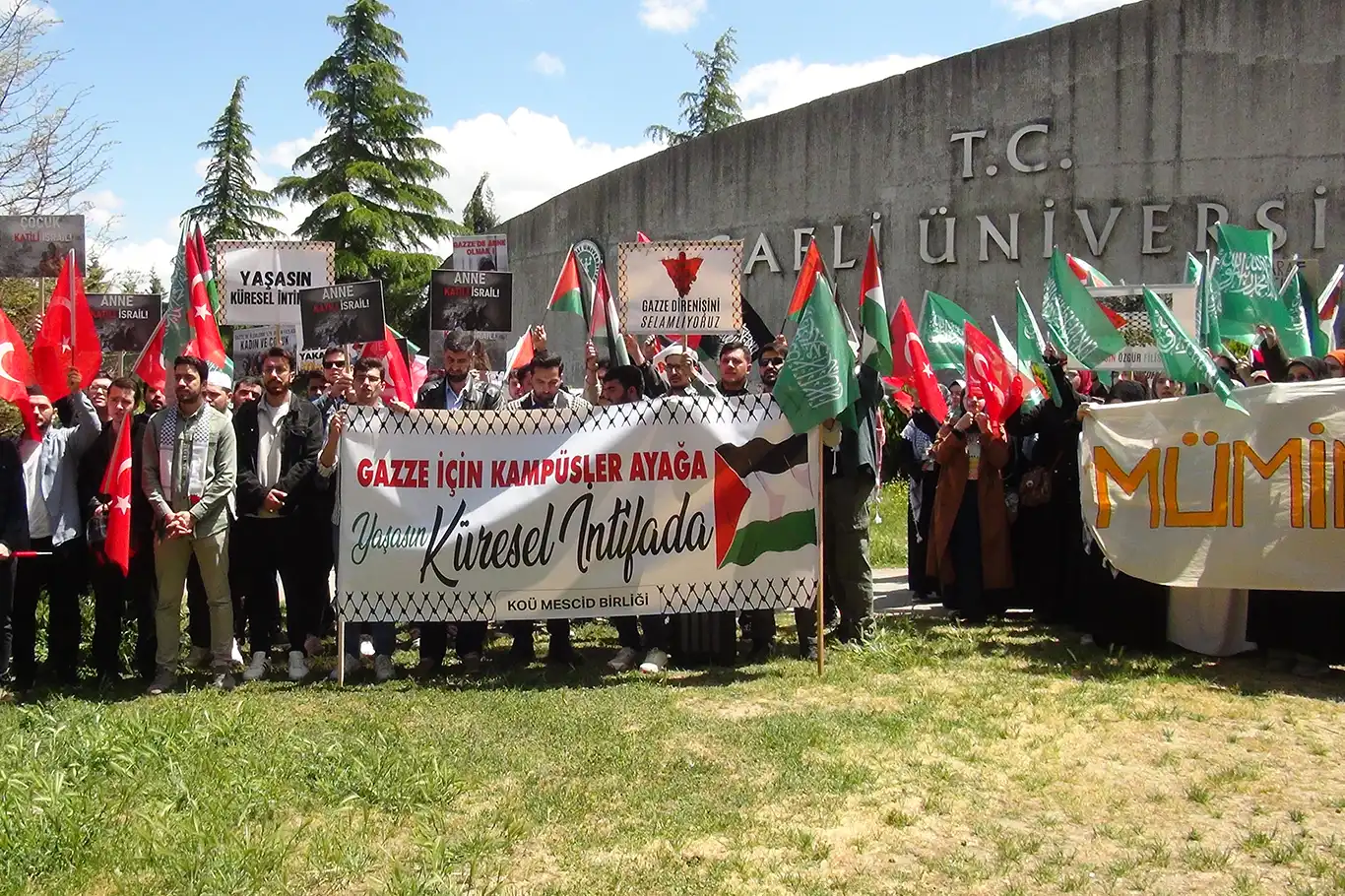 Kocaeli Üniversitesi öğrencilerinden Filistin’e destek yürüyüşü Kocaeli Üniversitesi öğrencilerinden Filistin’e destek yürüyüşü