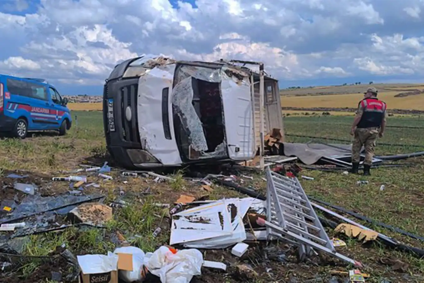 Şanlıurfa'da kamyonet devrildi: 3 yaralı