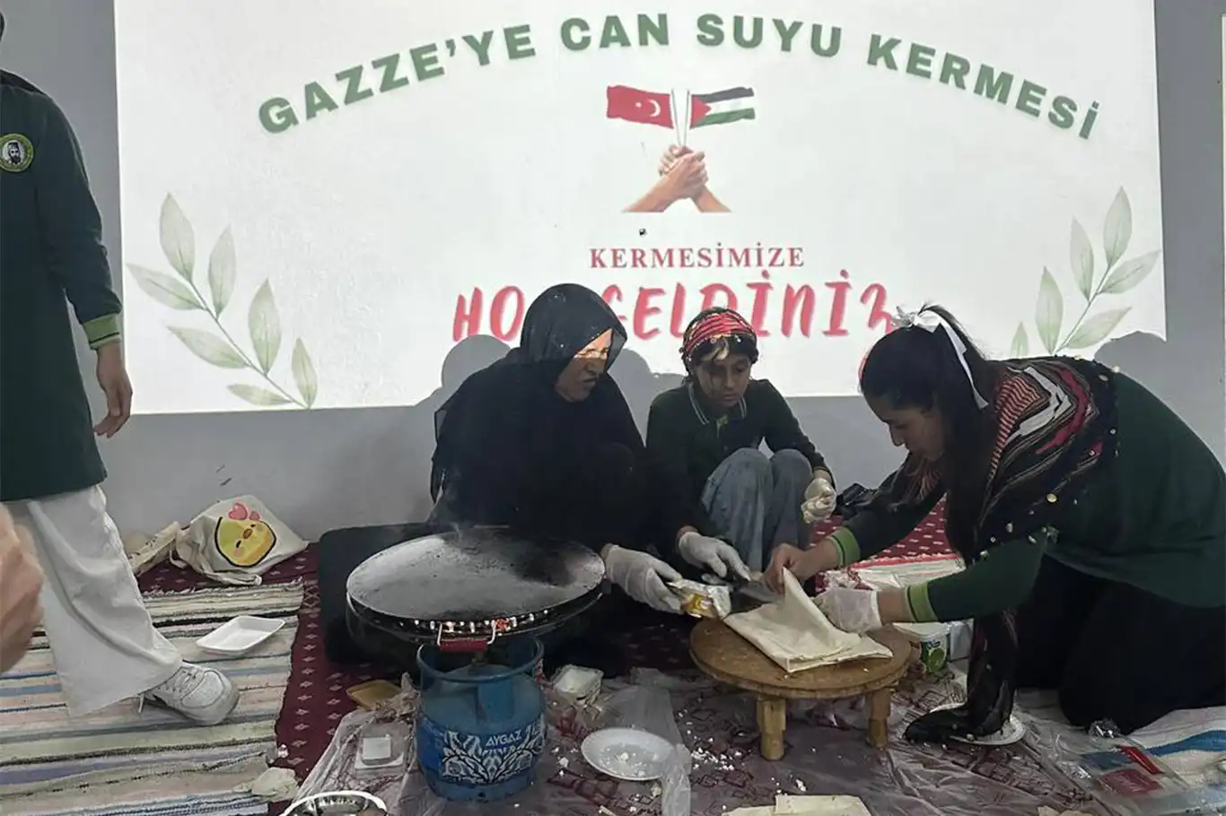 Ortaokul öğrencilerinden Gazze’ye destek kermesi Ortaokul öğrencilerinden Gazze’ye destek kermesi