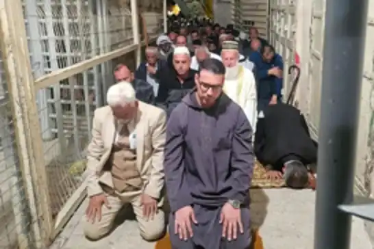 رژێمی داگیرکەر رێگری لە ئەنجامدانەوەی نوێژی بەیانی لە مزگەوتی ئیبراهیم دەکات