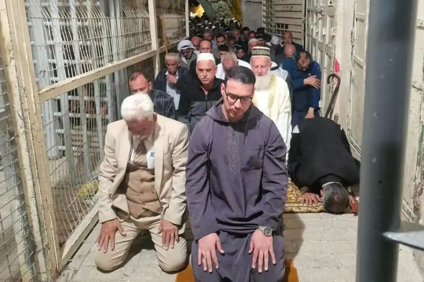 Rejima sîyonîst li Mescîdî Îbrahîm nehişt ku nimêja serê sibehê bê kirin
