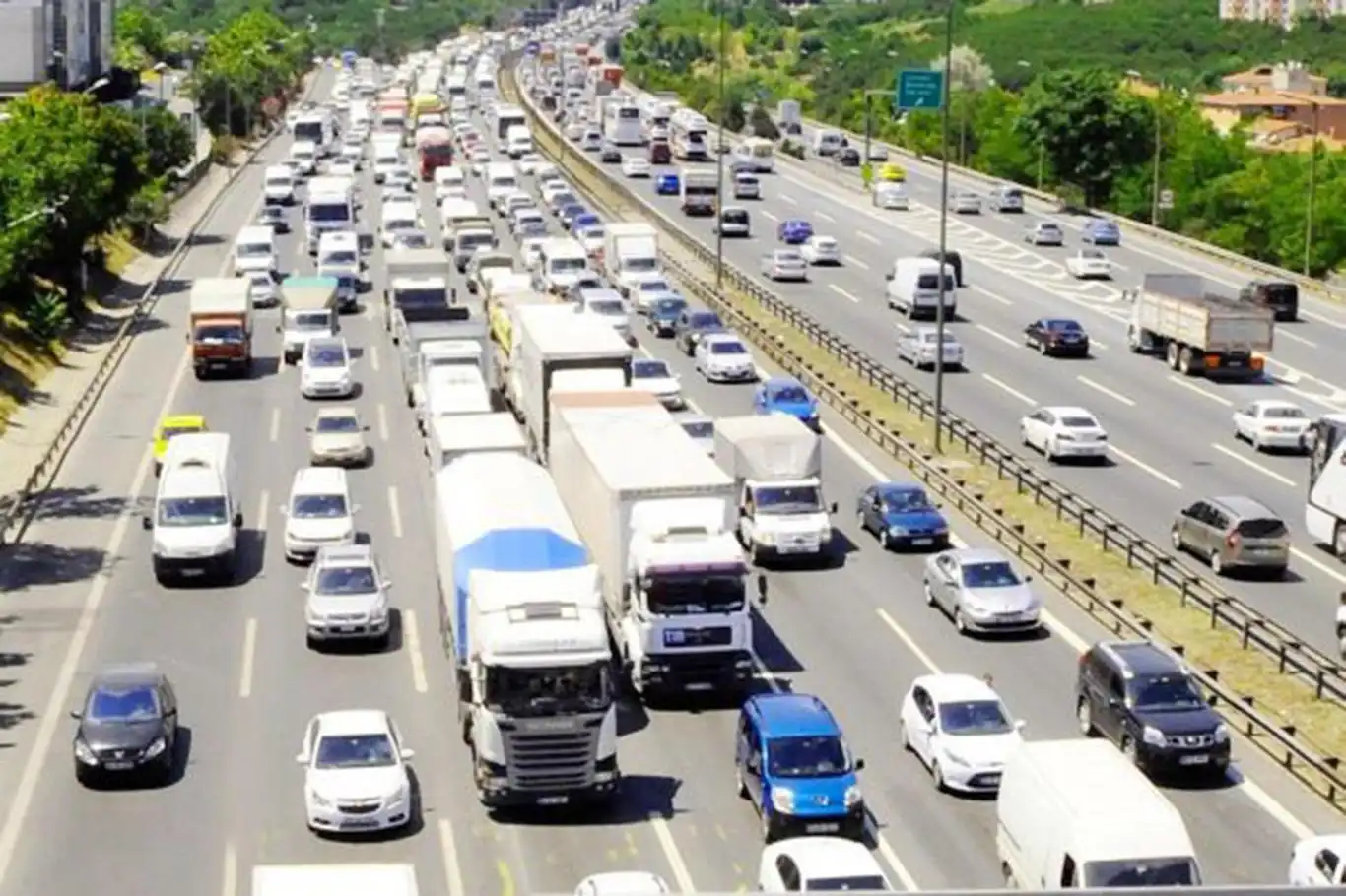 Nisan ayında yaklaşık 192 bin taşıtın trafiğe kaydı yapıldı Nisan ayında yaklaşık 192 bin taşıtın trafiğe kaydı yapıldı
