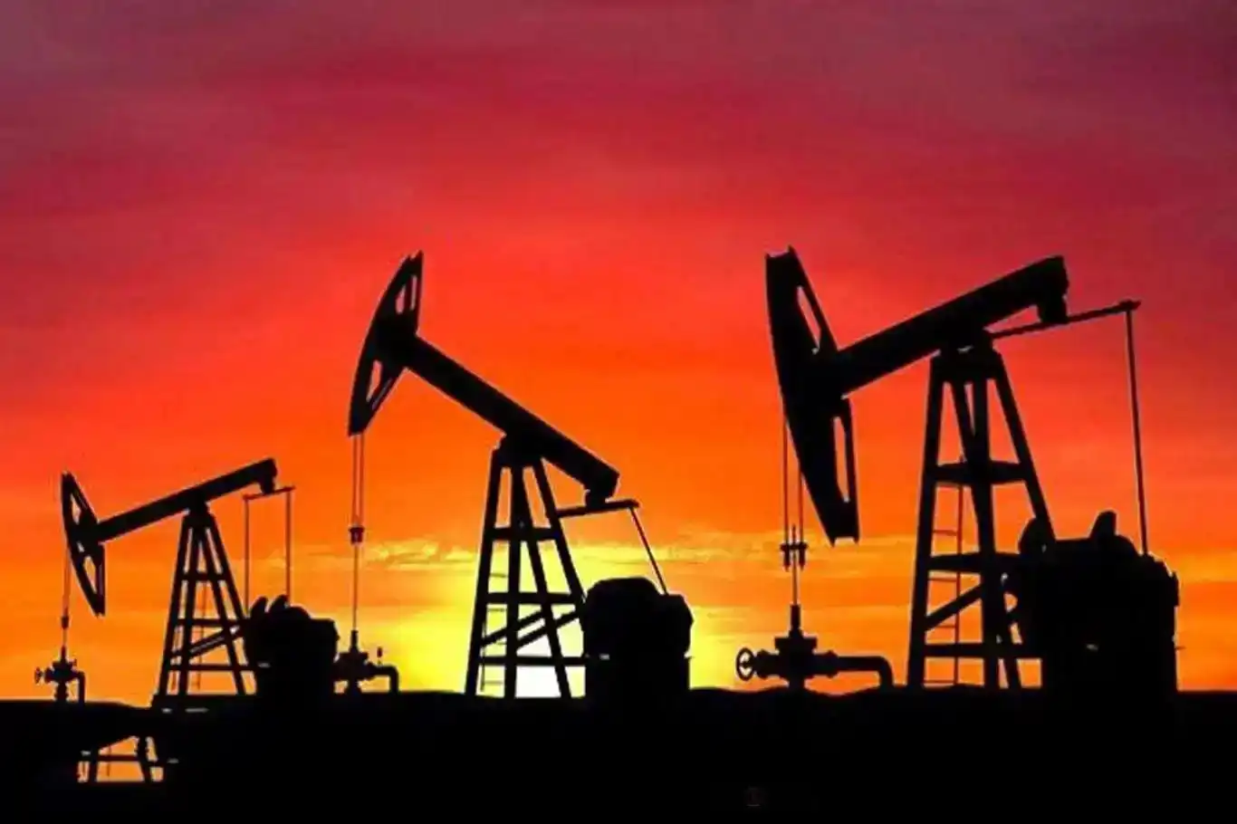 Küresel arz artışı ve belirsizlikler petrol fiyatlarını baskılıyor Küresel arz artışı ve belirsizlikler petrol fiyatlarını baskılıyor