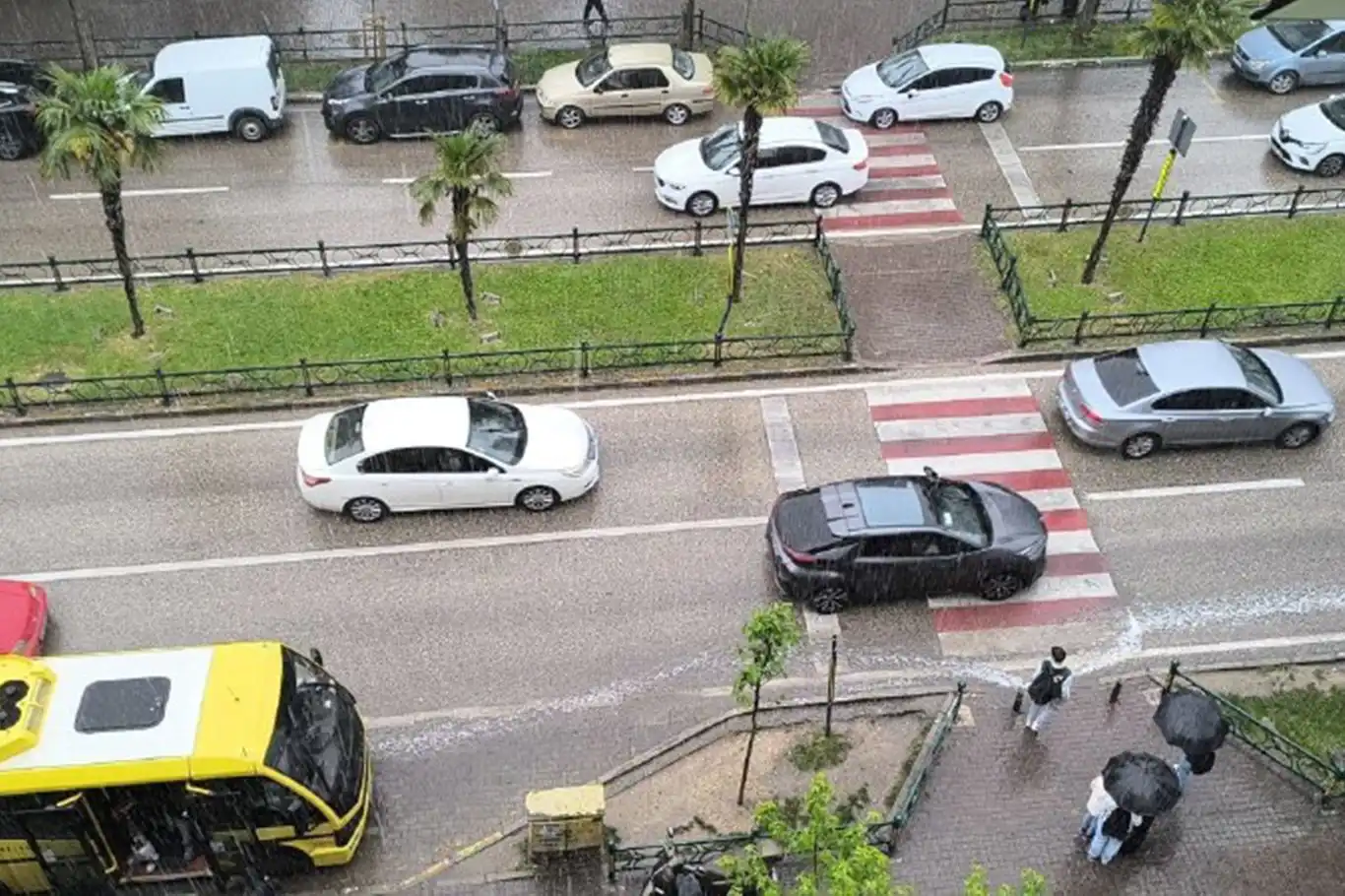 Meteorolojinin uyardığı Bursa'da sağanak yağış etkili oluyor