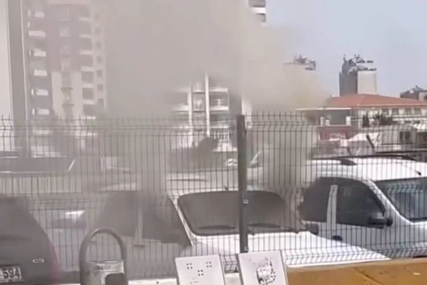 Otomobilde şarjda bırakılan telefon yangına sebep oldu Otomobilde şarjda bırakılan telefon yangına sebep oldu