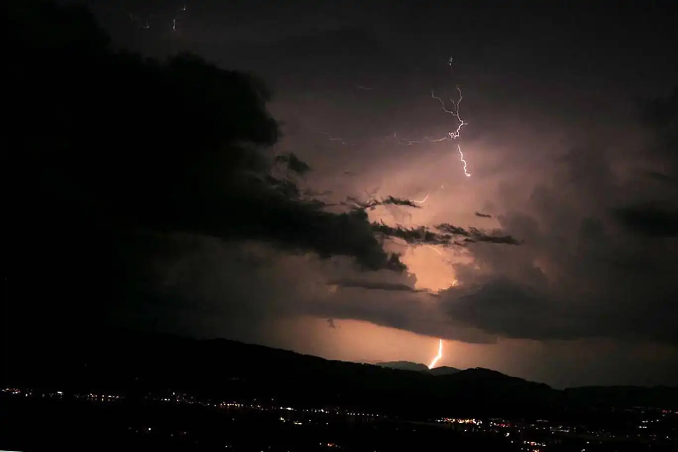 Hindistan’da yıldırım düşmesi sonucu 15 kişi öldü
