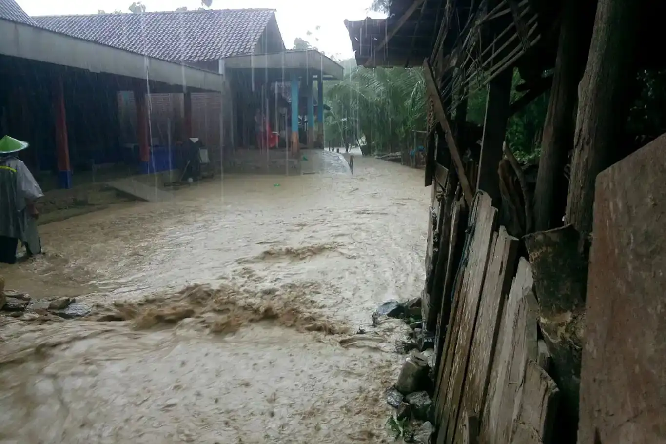 لە ئەندەنۆسیا لافاو هەڵسا: کەسێک گیانی لەدەستدا و ١٩ کەس بێ سەروشوێن بوون لە ئەندەنۆسیا لافاو هەڵسا: کەسێک گیانی لەدەستدا و ١٩ کەس بێ سەروشوێن بوون