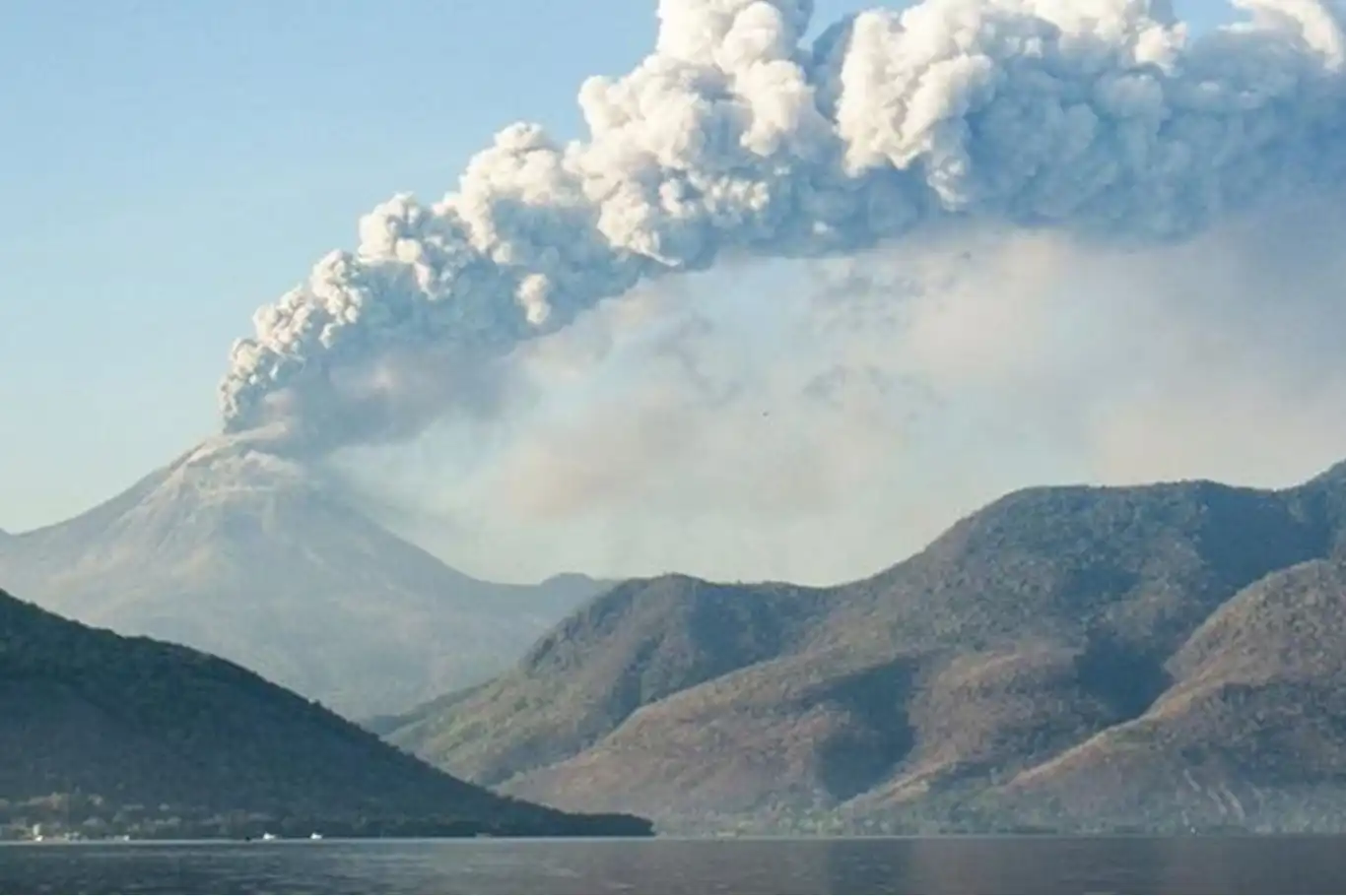 Endonezya'daki Lewotobi Dağı patladı