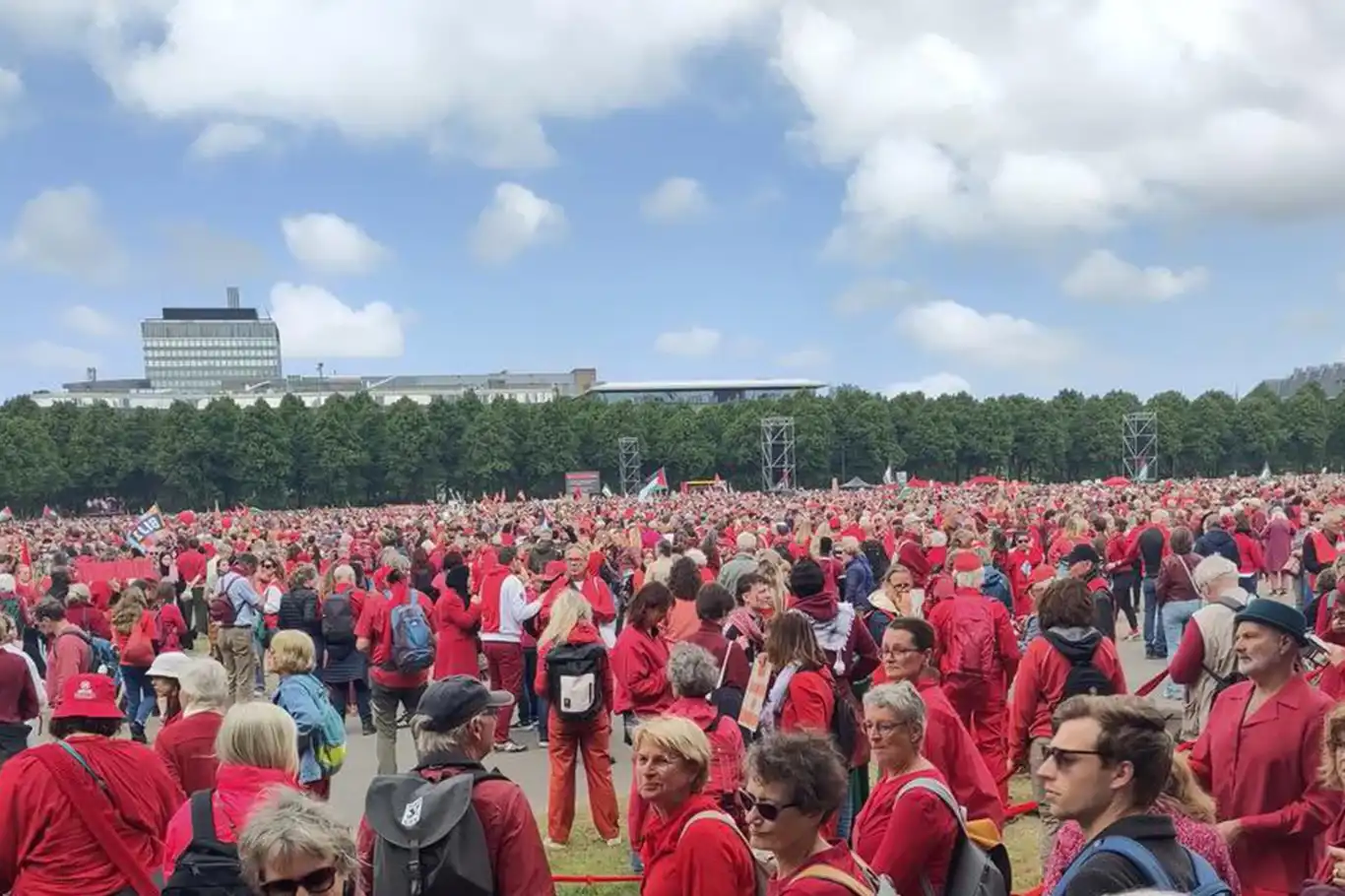 Lahey'de "kırmızı çizgi" temalı Filistin'e destek mitingine 100 bin kişi katıldı