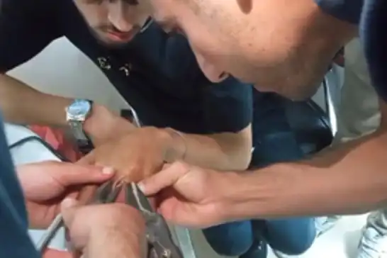 Parmağına sıkışan yüzük itfaiye ekiplerince çıkarıldı