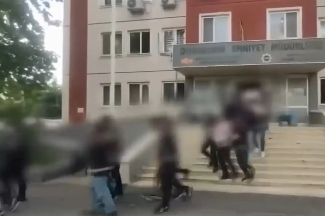 Diyarbakır merkezli 5 ilde suç örgütüne operasyon: 19 tutuklama Diyarbakır merkezli 5 ilde suç örgütüne operasyon: 19 tutuklama