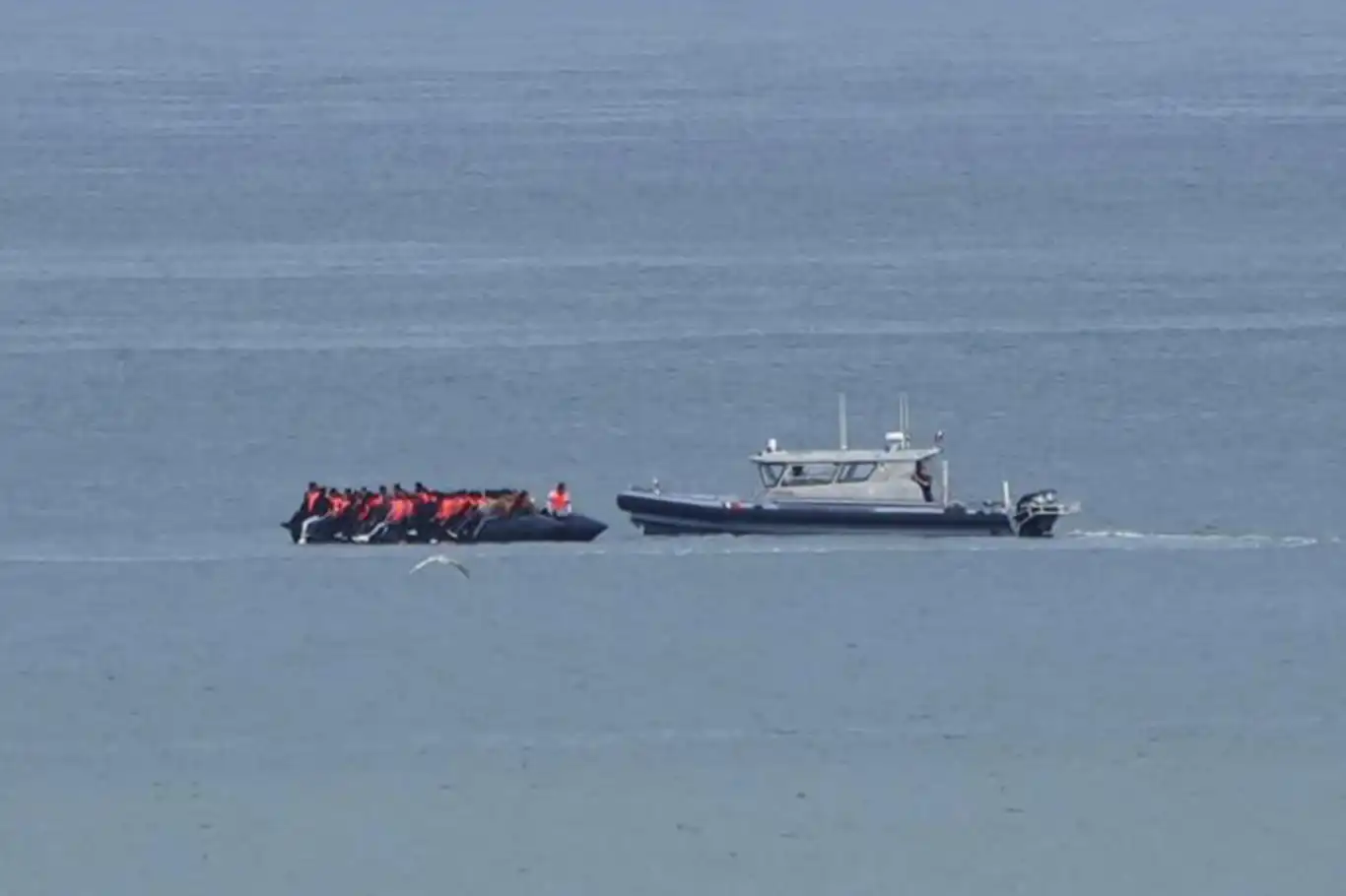 Manş Denizi’nde göçmen botu battı: 1 ölü Manş Denizi’nde göçmen botu battı: 1 ölü