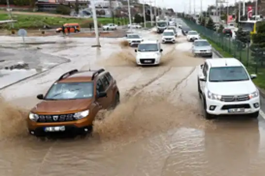 Malatya'da sağanak yağış nedeniyle caddeler su birikintileri ile doldu