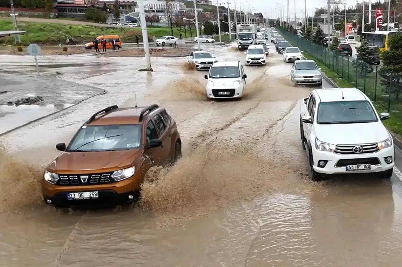 Li Meletîyê piştî barana gurr cedde û kolan di bin avê de man Li Meletîyê piştî barana gurr cedde û kolan di bin avê de man
