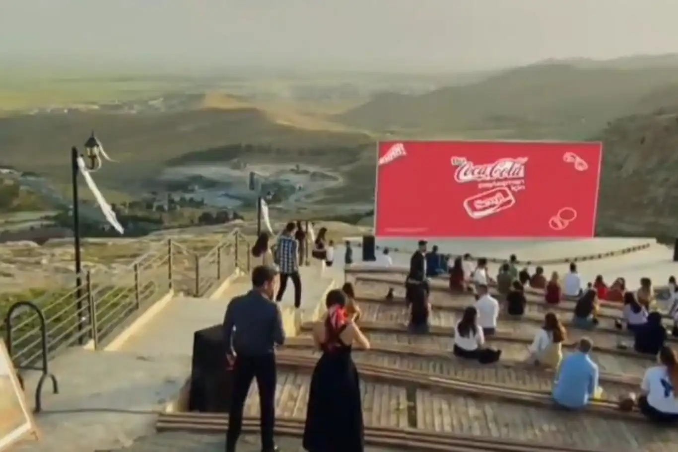 Coca-Cola reklamı yapan oyunculara STK’lardan tepki Coca-Cola reklamı yapan oyunculara STK’lardan tepki