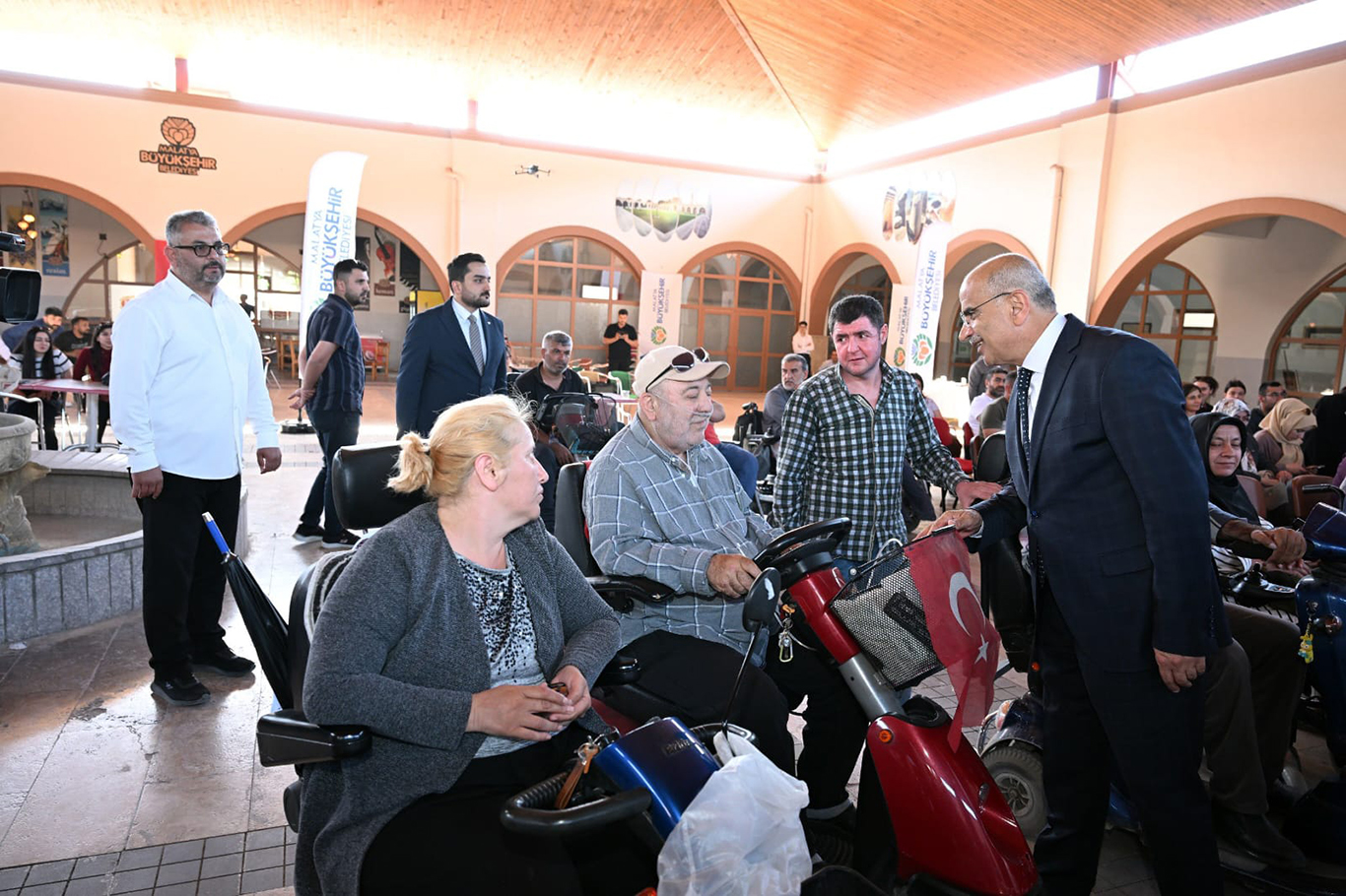 Malatya'da 200 adet tekerlekli sandalye dağıtıldı Malatya'da 200 adet tekerlekli sandalye dağıtıldı
