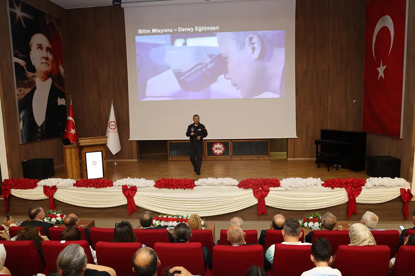 Türkiye'nin ilk Astronotu Alper Gezeravcı ATÜ'de öğrencilerle buluştu Türkiye'nin ilk Astronotu Alper Gezeravcı ATÜ'de öğrencilerle buluştu